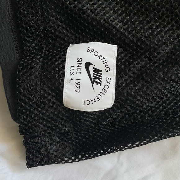 Nike Woman’s NSW Heritage Mesh Shorts - Picture 3 of 4